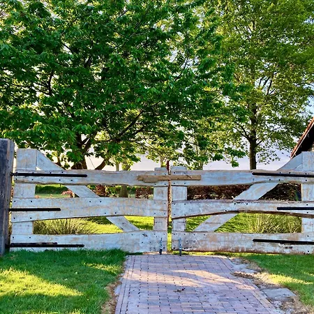 Vakantiehuis Landelijk Gelegen Houten